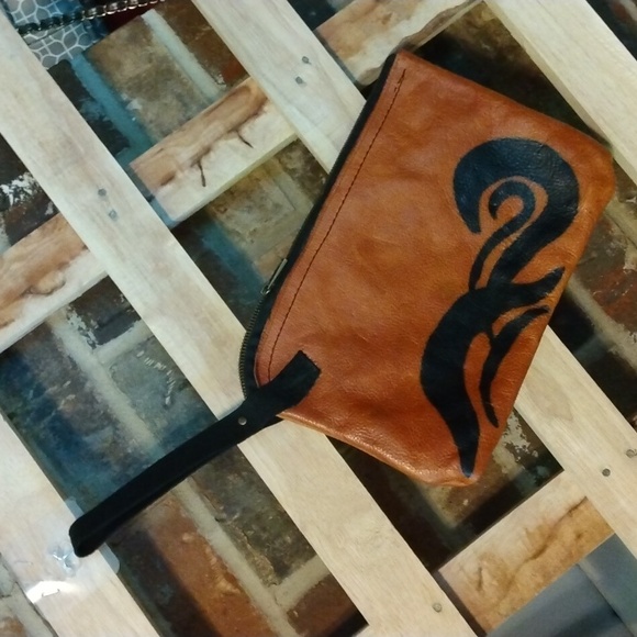 Handbags - 🌞🌞🌞Unbranded yet gorgeous wristlet tan with hand drawn black design.